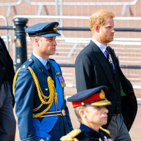 William ja Harry edustivat yhdessä kuningatar Elisabetin hautajaisissa maanantaina 19.9. Harry ei saanut pitää sotilasunivormuaan, sillä hän ei ole enää hovissa työtä tekevä kuninkaallisen perheen jäsen. harry, william