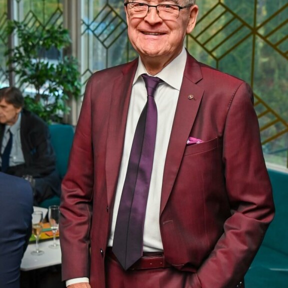 Salakuvat Dannyn synttäreiltä! Frederik, 77, äkkäsi heti Helmin, 22, kun Iso D lepuutti jalkojaan – puna nousi blondin poskille Lasse Liemola.
