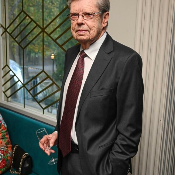 Salakuvat Dannyn synttäreiltä! Frederik, 77, äkkäsi heti Helmin, 22, kun Iso D lepuutti jalkojaan – puna nousi blondin poskille Göran Stubb.