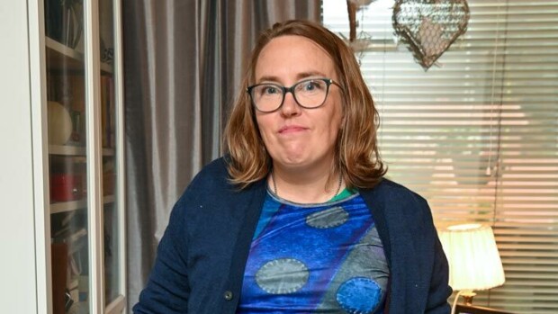Karaokeparatiisi-elokuvan tähti Elina Siltanen kärsii Parkinsonin taudista: Avustajat valmiina eutanasiaan Elina Siltanen