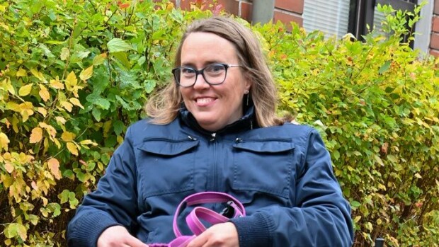 Parkinsonin tautia sairastava Karaokeparatiisi-elokuvan tähti Elina Siltanen: Erosin diagnoosin saatuani Elina Siltanen