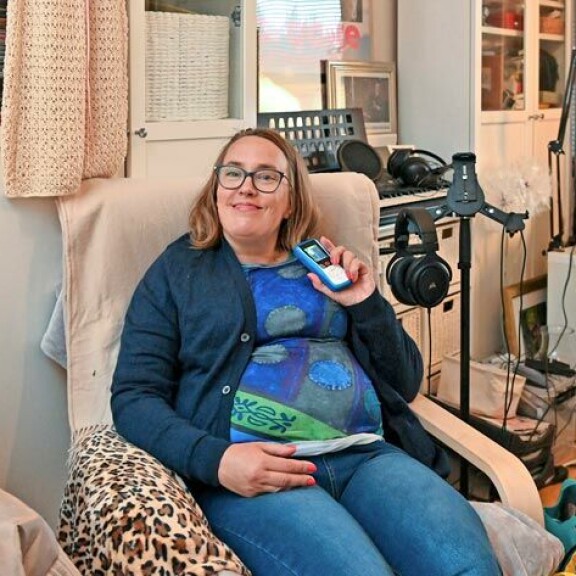 Elinalle on ehdotettu muuttamista palvelutaloon. Lastensa vuoksi hän ei kuitenkaan suostu lähtemään. – Niin kauan kun voin, asun heidän lähellään.Elinan kädessä oleva stimulaattori lieventää taudin oireita. Elinalle on ehdotettu muuttamista palvelutaloon. Lastensa vuoksi hän ei kuitenkaan suostu lähtemään. – Niin kauan kun voin, asun heidän lähellään.Elinan kädessä oleva stimulaattori lieventää taudin oireita.