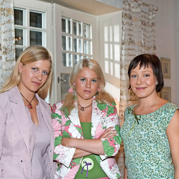 Sannamaija vuonna 2004 otetussa kuvassa. Otoksessa mukana hänen roolihahmonsa siskoja näytelleet Emmi Parviainen (kesk.) ja Jutta Lehtinen (vas.). Salatut elämät