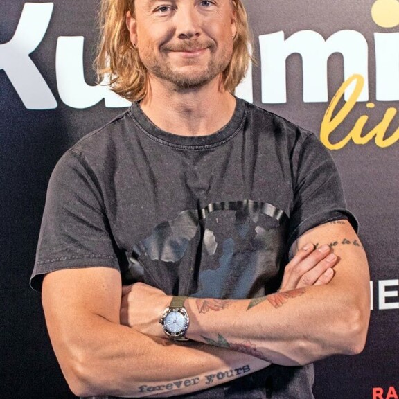 Ensi kesänä Samu haluaisi päästä festarikeikoille yleisöksi. – En ole Suomessa kokenut sitä kunnolla, kun kierrämme maata bussilla. Se on ihan realistinen haave, mutta katsotaan miten käy. Ensi kesänä Samu haluaisi päästä festarikeikoille yleisöksi. – En ole Suomessa kokenut sitä kunnolla, kun kierrämme maata bussilla. Se on ihan realistinen haave, mutta katsotaan miten käy.