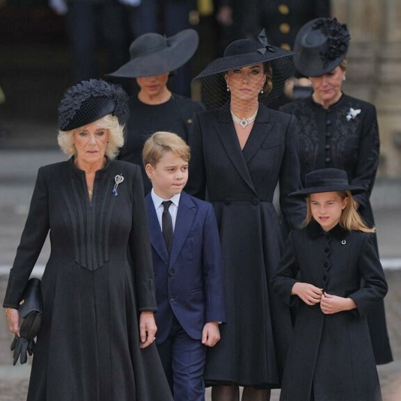 Catherine oli valinnut hautajaisiin helmikorun, joka aikanaan kuului Elisabetille. Camillan suruajan edustuksia hankaloitti murtunut varvas. Catherine oli valinnut hautajaisiin helmikorun, joka aikanaan kuului Elisabetille. Camillan suruajan edustuksia hankaloitti murtunut varvas.