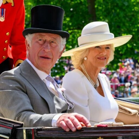 Lehtitietojen mukaan kuningas Charlesilla on ollut vaikeuksia luottaa poikaansa prinssi Harryyn, sillä Harry on koostanut perheenjäseniltään salassa omaa paljastuskirjaansa. charles, camilla
