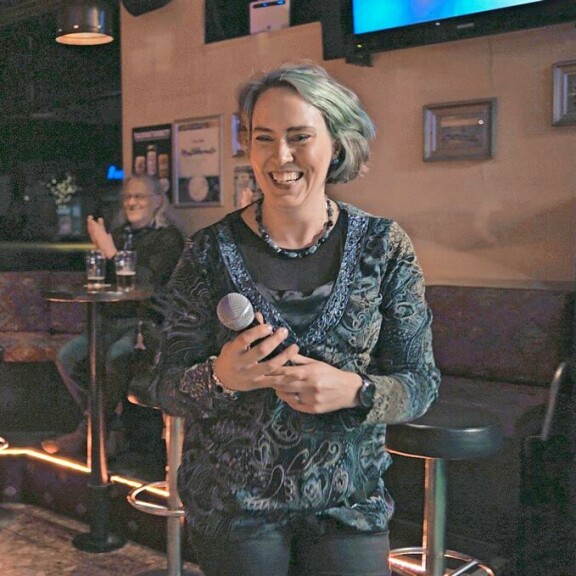 Elina on yksi uuden dokumenttielokuvan Karaokeparatiisin tähdistä. Elina on yksi uuden dokumenttielokuvan Karaokeparatiisin tähdistä.