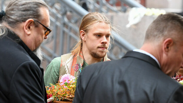 Vesa-Matti Loirin poika reagoi yllättävästi isänsä arkulla - katso kuvat sampo loiri