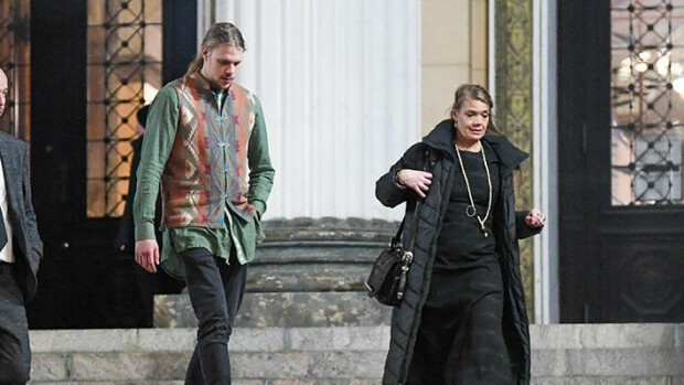 Kuvat: Vesa-Matti Loirin muistotilaisuuteen ilmestyi yllättäviä julkkiksia - Samuli Edelmann ja Paula Vesala poistuivat samalla ovenavauksella sampo loiri