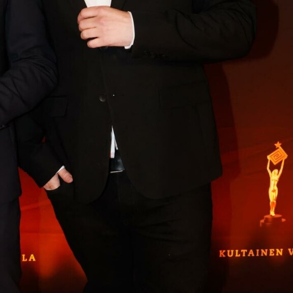 Tuomas Enbuskella on yli 60 000 euron vuositulot. Silti hän on jättänyt maksamatta laskuja yli 11 000 euron edestä. Tuomas Enbuskella on yli 60 000 euron vuositulot. Silti hän on jättänyt maksamatta laskuja yli 11 000 euron edestä.