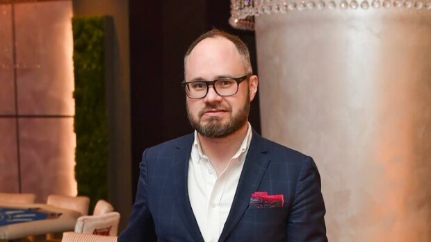 Tuomas Enbusken erikoinen rahasotku: ulosottoon ajautuneen kohutoimittajan kämppä täynnä ökyä Tuomas Enbuske