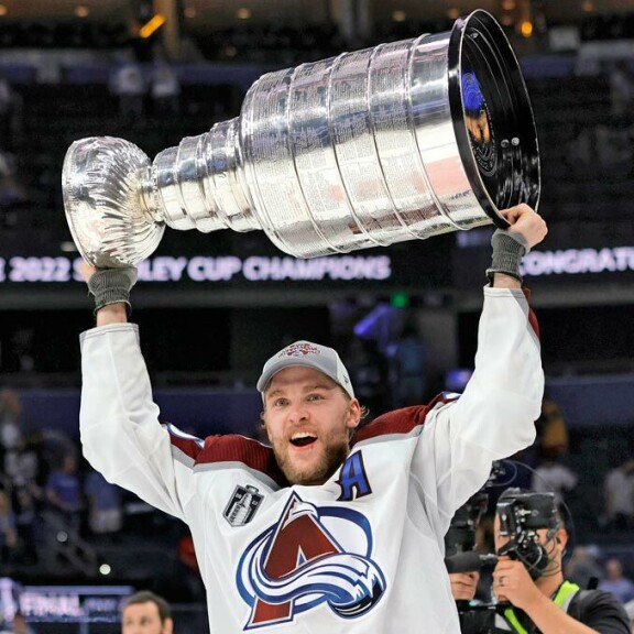 Mikko pääsi viime kaudella juhlimaan NHL:n Stanley Cupin voittoa Colorado Avalanchen riveissä. Mikko pääsi viime kaudella juhlimaan NHL:n Stanley Cupin voittoa Colorado Avalanchen riveissä.