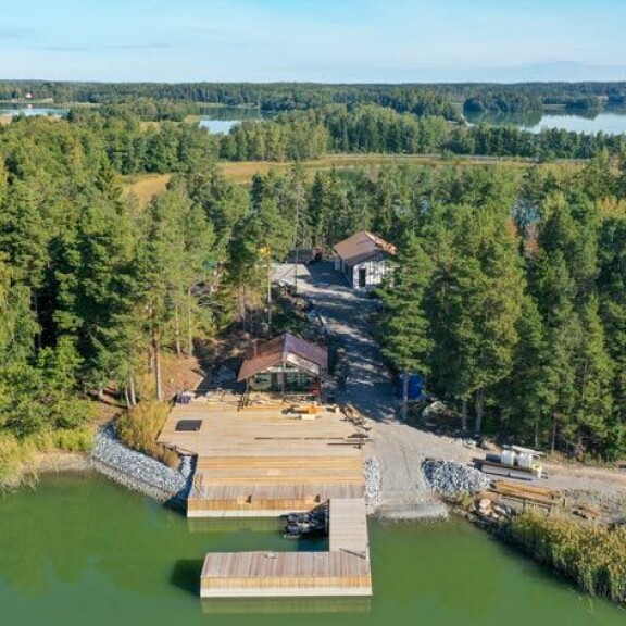 Rantasaunan edessä on upea terassi, joka jatkuu suoraan massiiviselle laiturille. Terassilta löytyy varaus poreammeelle ja kesäkeittiökin on tulossa, laiturilla puolestaan kelluu kaksi vesijettiä. Rantasaunan edessä on upea terassi, joka jatkuu suoraan massiiviselle laiturille. Terassilta löytyy varaus poreammeelle ja kesäkeittiökin on tulossa, laiturilla puolestaan kelluu kaksi vesijettiä.
