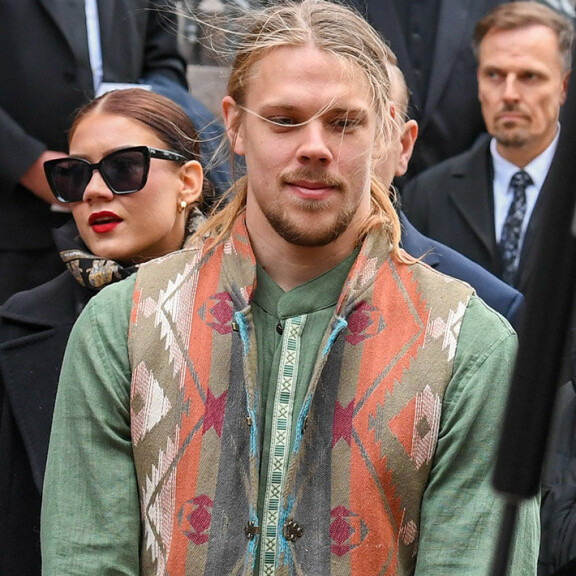 Sampo hymyili rauhallisesti. sampo loiri