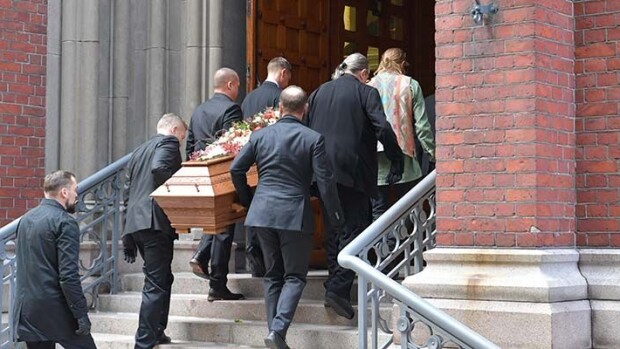 Tältä näyttää Vesa-Matti Loirin arkku - Jenni-tytär saapui hautajaisiin isänsä muistoesine yllään Vesa-Matti Loiri