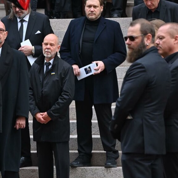 Samuli Edelmann esitti siunaustilaisuudessa Veskun omasta toiveesta Peggy-kappaleen. Samuli Edelmann esitti siunaustilaisuudessa Veskun omasta toiveesta Peggy-kappaleen.