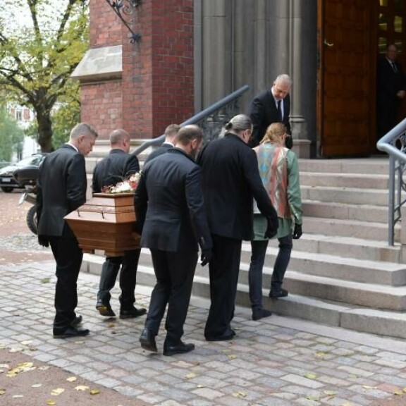 Arkku kannettiin sisään kirkkoon. Sampo on yksi arkunkantajista. Arkku