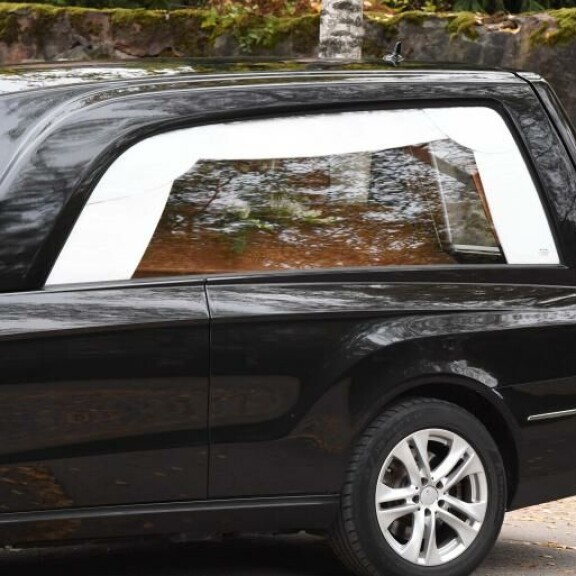 Vesa-Matti sai tumman puisen arkun. vesa-matti loiri