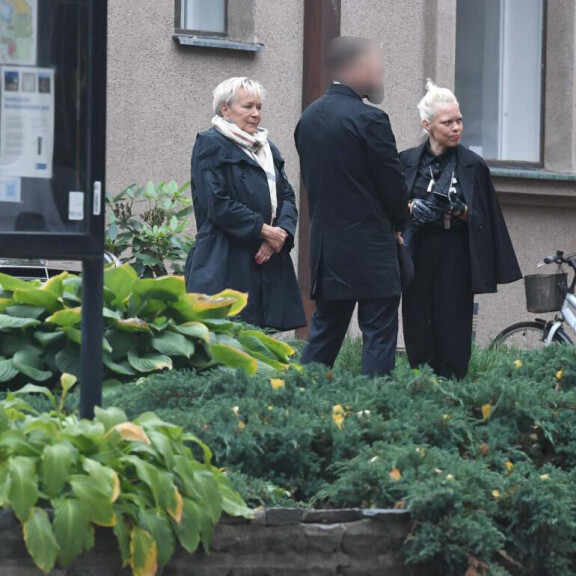 Riitta Loiri ja Jenni Loiri olivat saattamassa Veskua viimeiselle matkalle. riitta loiri, jenni loiri