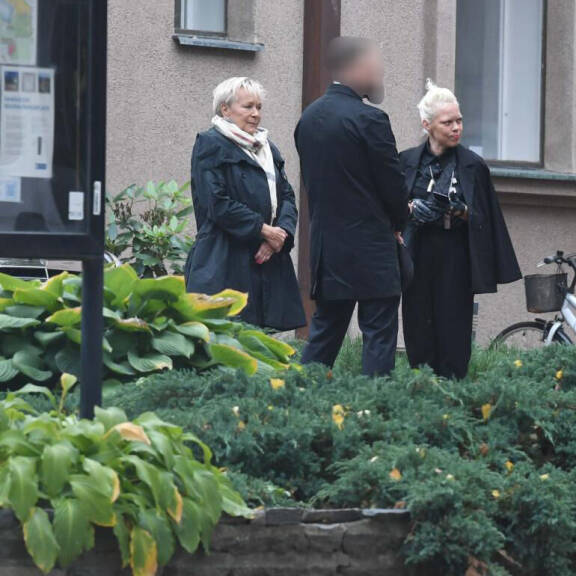 T lt N ytt Vesa Matti Loirin Arkku Jenni tyt r Saapui Hautajaisiin t-lt-n-ytt-vesa-matti-loirin-arkku-jenni-tyt-r-saapui-hautajaisiin