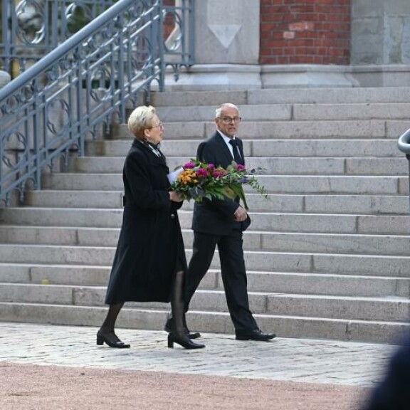 Juoksija Lasse Virén saapui paikalle Päivi-vaimonsa kanssa. Lasse Viren