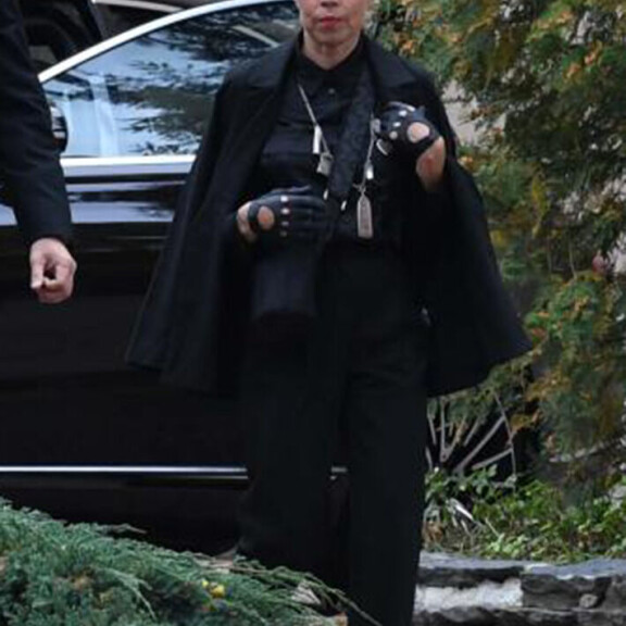 Jenni Loirin hautajaisasuun kuuluu näyttävä kaulakoru. Jenni Loiri