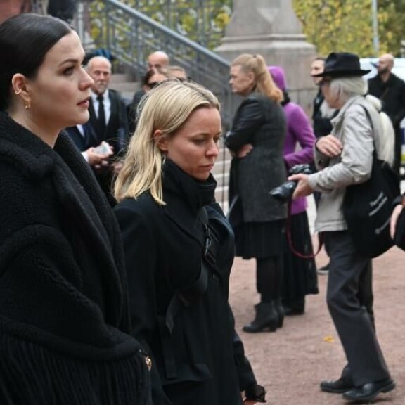 Jenni Vartiainen ja Paula Vesala poistuivat itkuisina. Jenni ja Paula