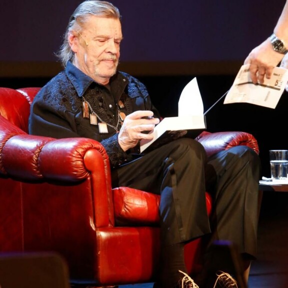 Vesa-Matti Loiri näyttävässä korussaan vuonna 2019. vesa-matti loiri