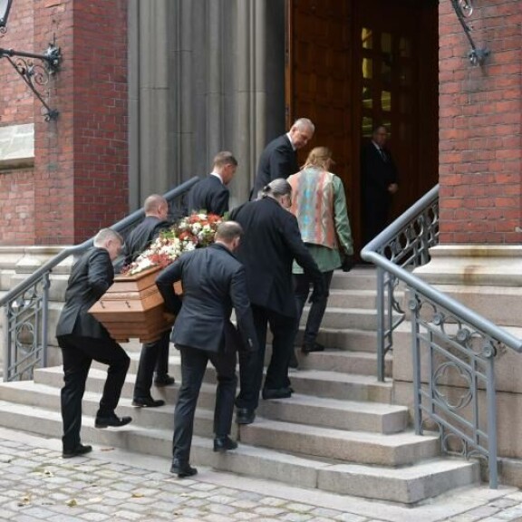 Vesa-Matin arkku kannettiin Johanneksenkirkkoon. vesa-matti loiri