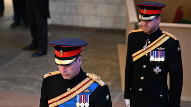Suru yhdisti veljekset - Prinssi William ja prinssi Harry kulkivat yhdessä arkkusaattueessa William Harry