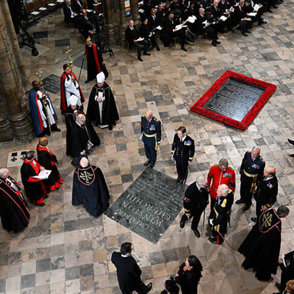 Westminster Abbey on toiminut perinteisenä Englannin kuninkaallisten kruunajaisten ja hautajaisten pitopaikkana. kuningatar elisabetin hautajaiset