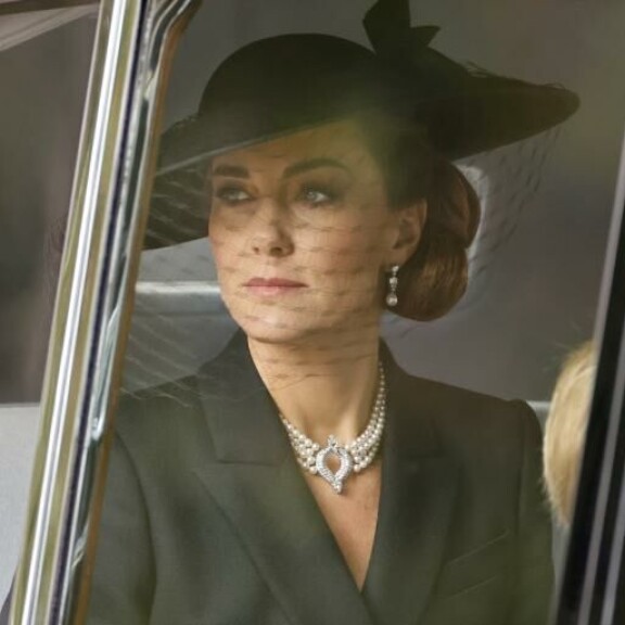 Näyttävä ja uniikki koru viimeisteli tyylikkäästi Catherinen asun. prinsessa catherine