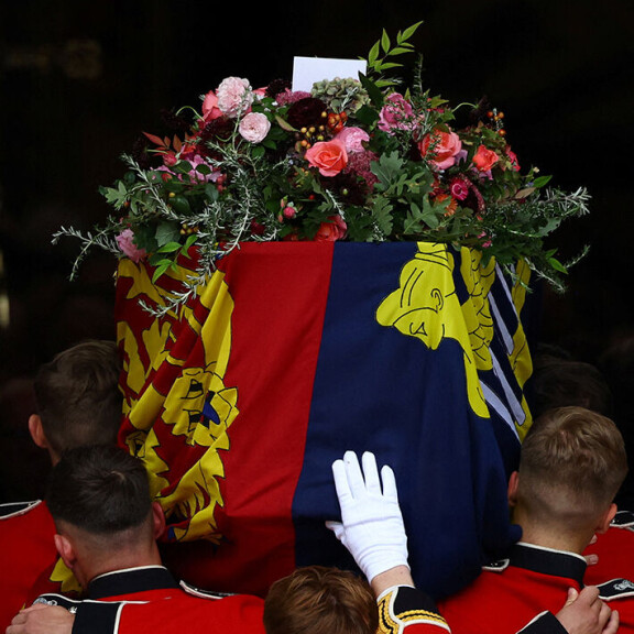 Charles oli valinnut äitinsä suruseppeleen pääväriksi pinkin ja punaisen sävyt. Kuningatar Elisabetin arkku