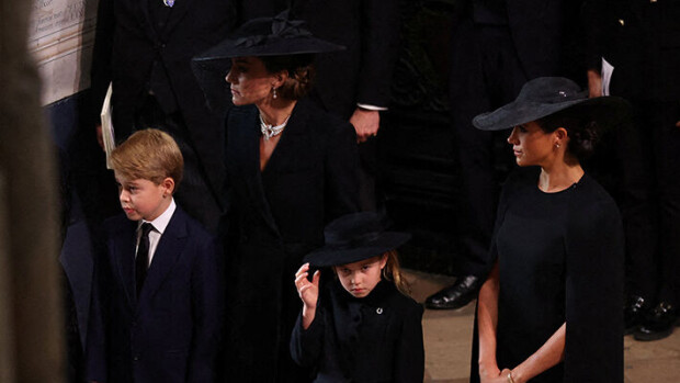 Herttuatar Meghan ja prinsessa Catherine kuin kaksi marjaa - kuvat kuningattaren hautajaisista Elisabetin hautajaiset