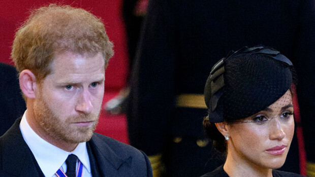 Meghan vuodatti kyyneleitä hautajaisissa - teki Harryn kanssa tylyn tempun Elisabetille vain päiviä ennen kuolemaa Sussexin herttuapari Harry ja Meghan