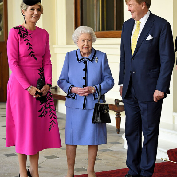 – Muistamme kuningatar Elisabetia suurella kunnioituksella ja kiintymyksellä. Koemme vahvan siteen Isoon-Britanniaan ja sen hoviin, Willem-Alexander toteaa. Kuningatar Elisabet ja Hollannin hallitsijapari Willem-Alexander ja Maxima