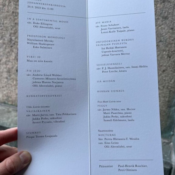 Teemu Laajasalo siunaa Vesa-Matti Loirin. Vesa-Matti Loiri