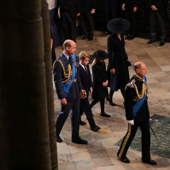 Prinssi William liittyi perheensä seuraan sisällä kirkossa. William ja harry
