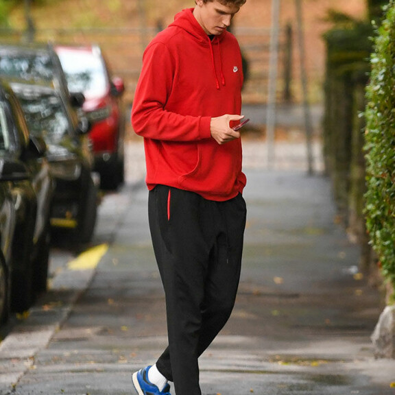 Lauri näpytteli älypuhelintaan. Lauri Markkanen
