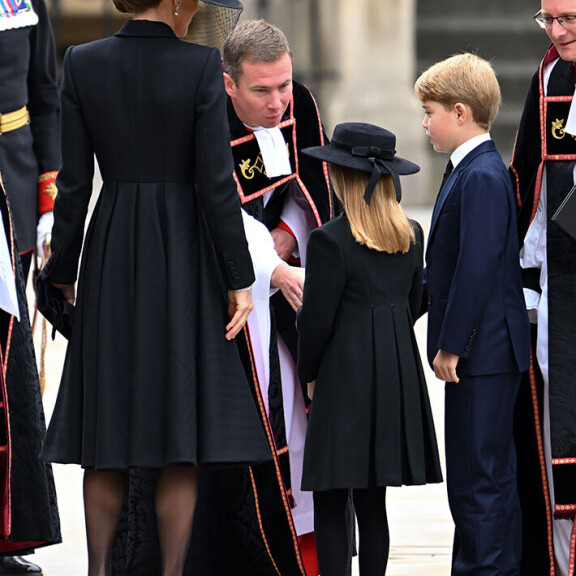 Lapset ja Catherine tervehtivät kirkon edustajia ennen tilaisuutta. Prinsessa charlotte ja George elisabetin hautajaisissa