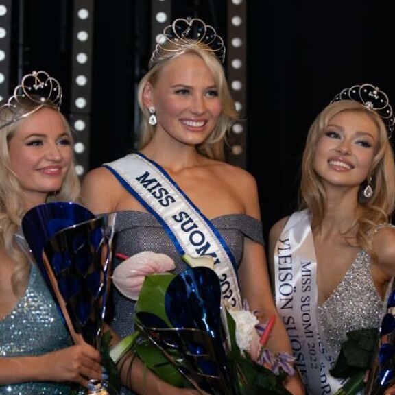 Blondit rules! Miss Suomeksi kruunatun Petra Hämäläisen (kesk.) tavoin myös perintöprinsessat Adelaide Botty van den Bruele (vas.) ja Nana Partanen (oik.) ovat platinanvaaleita kaunottaria. Blondit rules! Miss Suomeksi kruunatun Petra Hämäläisen (kesk.) tavoin myös perintöprinsessat Adelaide Botty van den Bruele (vas.) ja Nana Partanen (oik.) ovat platinanvaaleita kaunottaria.
