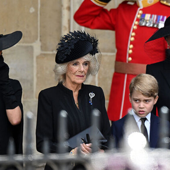 Meghan liikuttui seuratessaan kuningattaren arkkua. Sussexin herttuatar Meghan, kuningatar Camilla, Walesin prinsessa Catherine, prinssi George ja prinsessa Charlotte