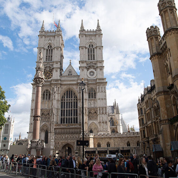 Kuningattaren hautajaiset vaativat massiiviset turvatoimet. Tämä on poliisille maan historian suurin turvallisuusoperaatio. Westminster Abbey