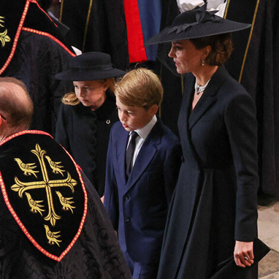 Catherine ja lapset saapuivat kirkolle ilman prinssi Williamia, sillä William osallistui arkkusaattueeseen. Prinsessa charlotte ja George elisabetin hautajaisissa