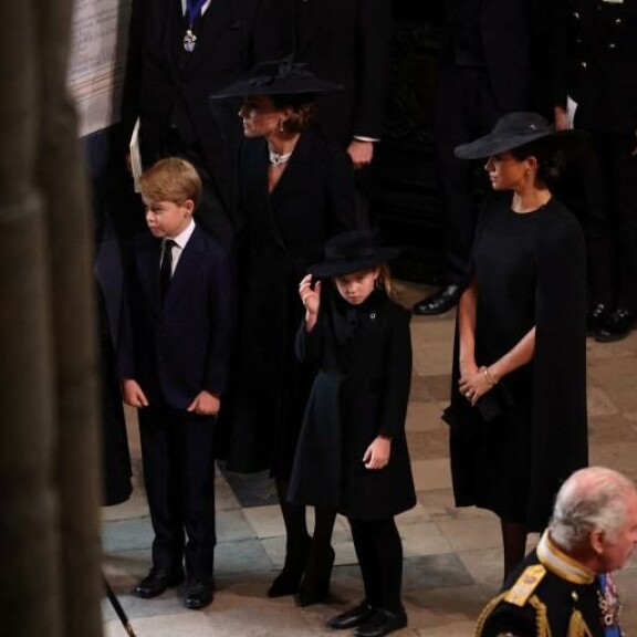 Prinsessa Catherine (vasemmalla) vierellään herttuatar Meghan. Meghanin edessä prinsessa Charlotte ja Catherinen edessä prinssi George. Kuninkaalliset
