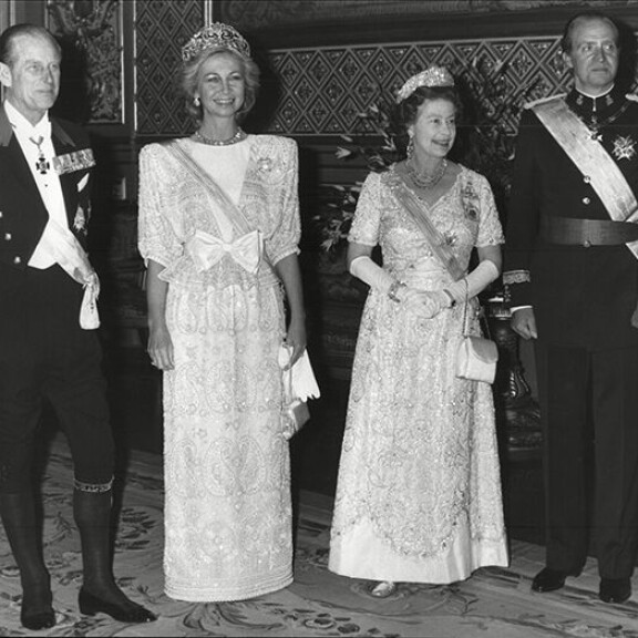 Espanjan emeritakuningatar Sofia on syntyjään Kreikan hovista, kuten myös prinssi Philip oli. Kuningatar Elisabet, prinssi Philip sekä Espanjan hallitsijapari Juan Carlos ja Sofia