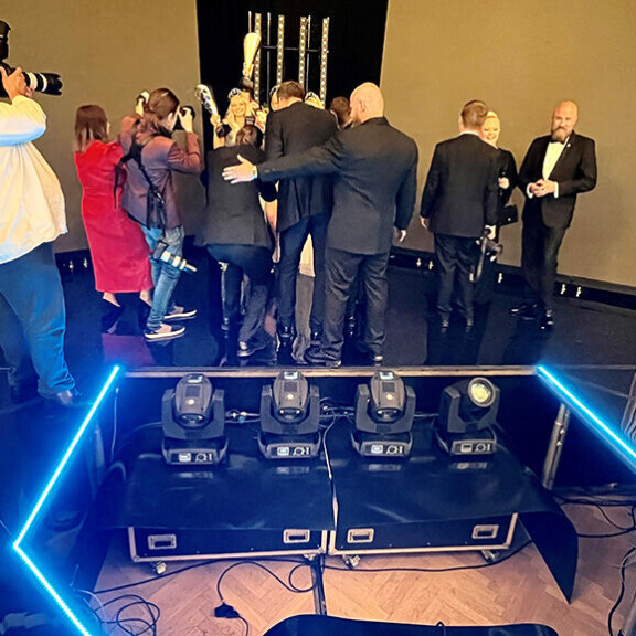 Kuvaajat peruuttivat päätähuimaavan lähelle lavalla ammottanutta aukkoa. Kuvaajat peruuttivat päätähuimaavan lähelle lavalla ammottanutta aukkoa.