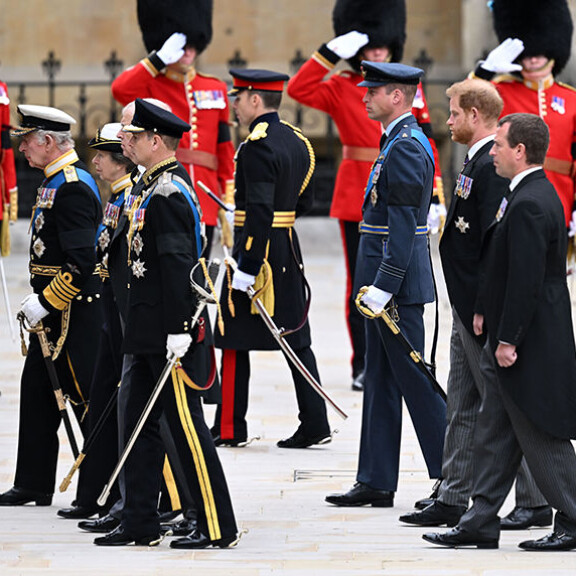 Westminster Hallista Elisabetin arkkua kirkkoon seurasivat hänen lapsensa sekä prinssit William ja Harry sekä Peter Phillips. Kuningas Charles, prinsessa Anne, prinssit Andew ja Edward