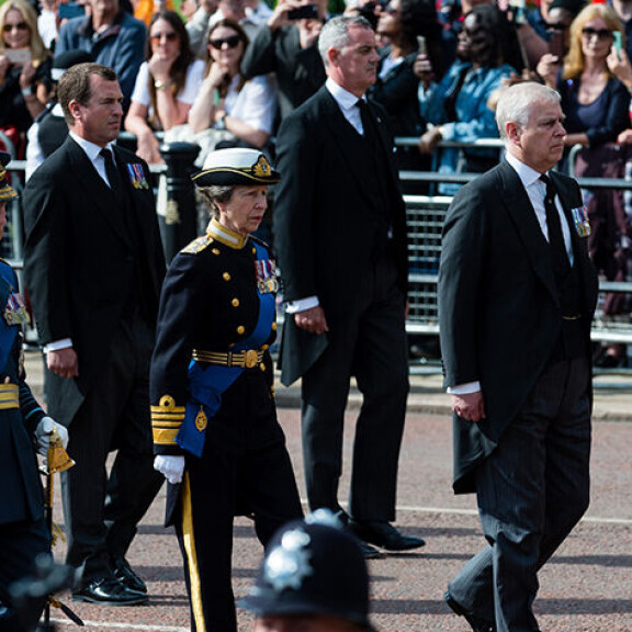 Charles perheenjäsenineen saattoi kuningattaren arkun Westminster Halliin. Maanantaina he kulkeavat arkun jäljessä Westminster Abbeyn kirkkoon. Kuningas Charles, prinsessa Anne, prinssit Andrew ja Edward sekä Peter Phillips