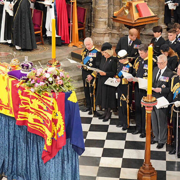 Kuningas Charles herkistyi silminnähden seremonian aikana. Eturivissä kuninkaan vieressä kuningatar Camilla, prinsessa Anne ja hänen aviomiehensä Sir Timothy Laurence, prinssi Andrew, prinssi Edward ja aviopuolisonsa Wessexsin kreivitär Sophie. kuningatar elisabetin hautajaiset